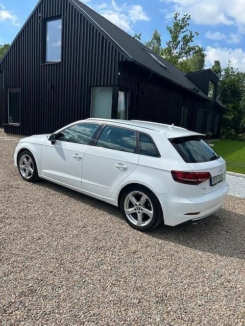 Vit Begagnad 2017 Audi A3 Sportback Comfort Halvkombi | 155 000 kr (Marknadspris) - Bild 1/4