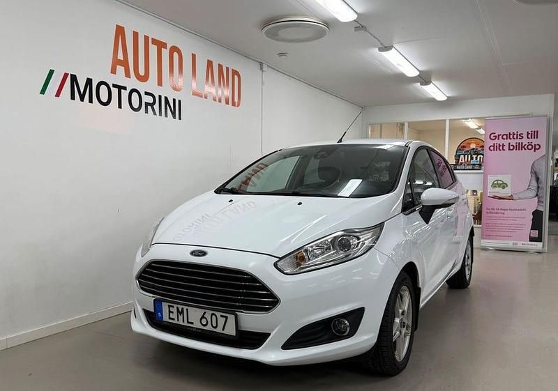 Begagnad Ford Fiesta Titanium 101 HK (74 kW) 2014 Vit Halvkombi