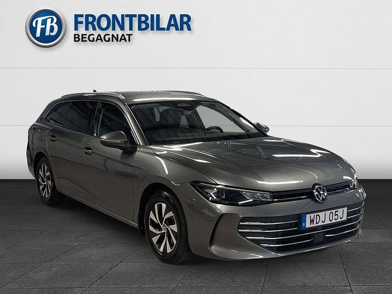 Mörkgrå Begagnad 2024 VW Passat Business Kombi | 349 900 kr (Lite dyr) - Bild 1/3
