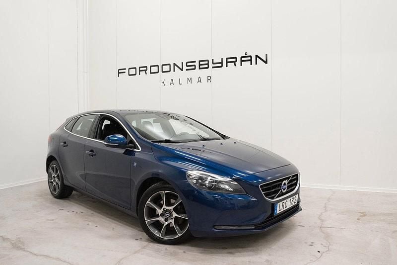 Blå Begagnad 2015 Volvo V40 Ocean Race Kombi | 109 800 kr (Marknadspris) - Bild 1/4