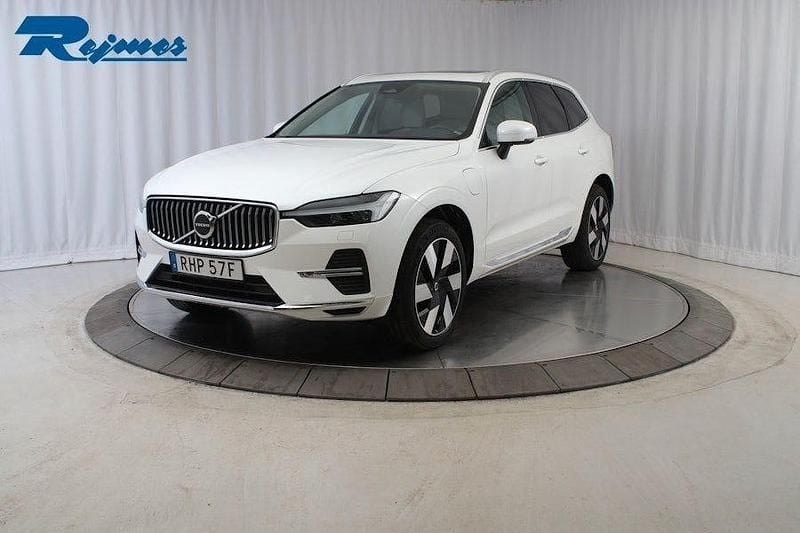 Crystal white metallic Begagnad 2025 Volvo XC60 Plus SUV | 539 900 kr (Marknadspris) - Bild 1/4