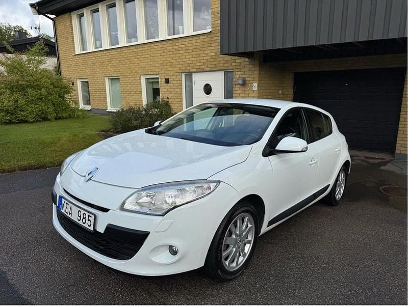 Vit Begagnad 2010 Renault Mégane III Halvkombi | 49 000 kr (Marknadspris) - Bild 1/4