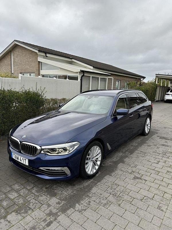 Blå Begagnad 2018 BMW 530 Luxury Line Kombi | 249 500 kr (Superpris) - Bild 1/4