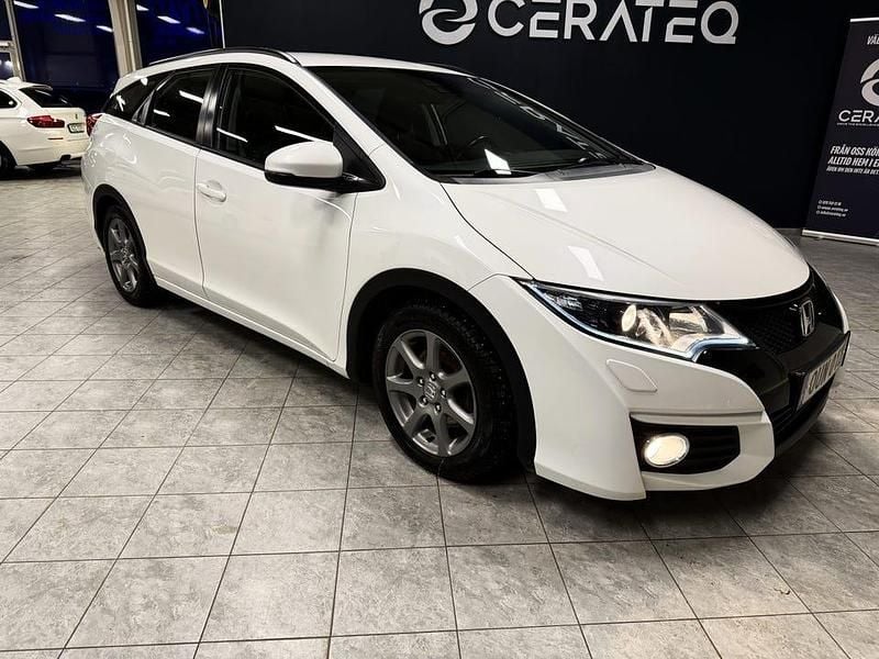 Pärlvit Begagnad 2015 Honda Civic Elegance Kombi | 84 900 kr (Marknadspris) - Bild 1/4