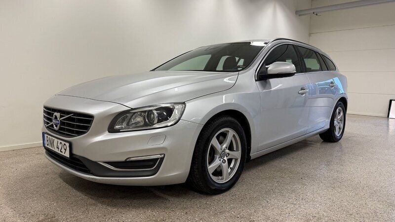 Silver Begagnad 2015 Volvo V60 Momentum Kombi | 109 900 kr (Superpris) - Bild 1/4