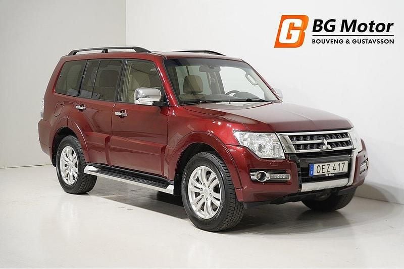 Röd (röd metallic) Begagnad 2016 Mitsubishi Pajero SUV | 199 800 kr (Marknadspris) - Bild 1/4