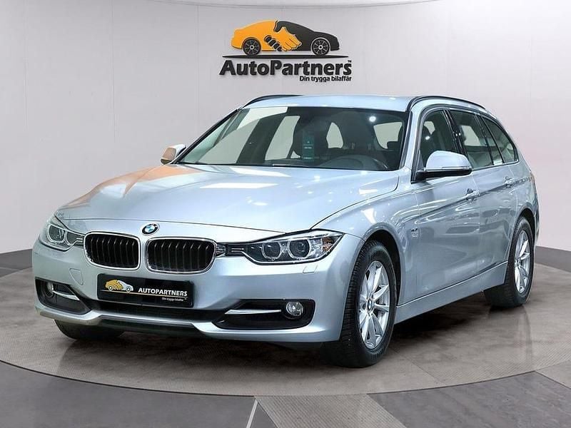 Silver Begagnad 2013 BMW 318 Sport Line Kombi | 142 900 kr (Marknadspris) - Bild 1/4