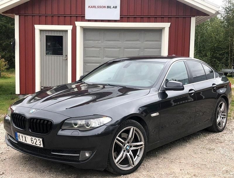 Grå Begagnad 2011 BMW 520 Sedan | 109 000 kr (Marknadspris) - Bild 1/4