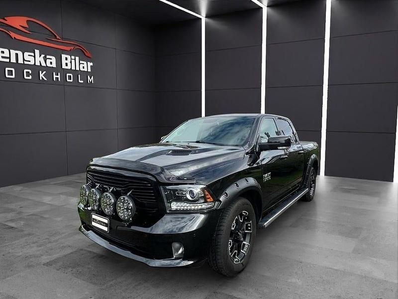 Svart Begagnad 2018 RAM 1500 Pickup | 409 900 kr (Lite dyr) - Bild 1/4