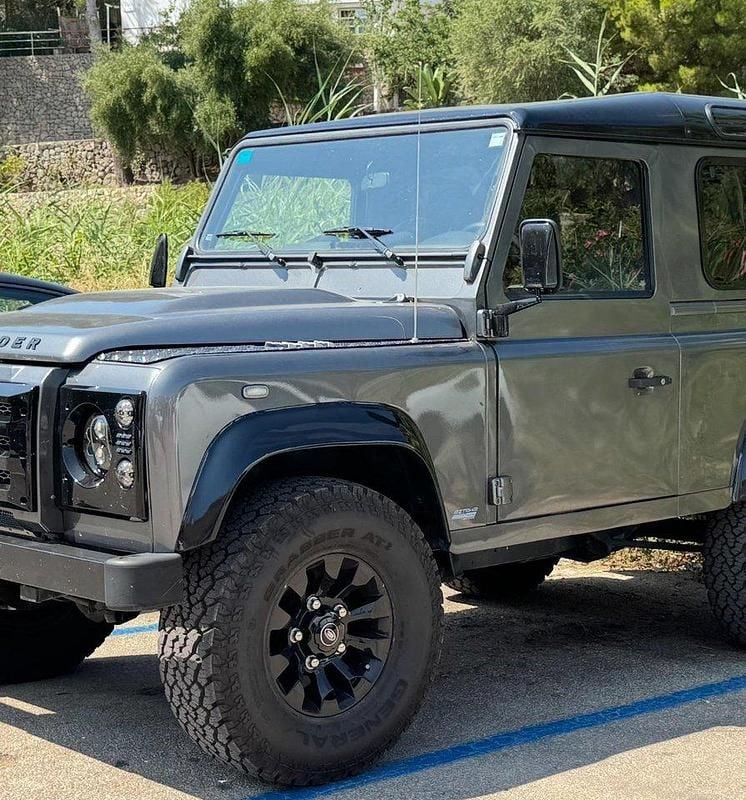 Begagnad Land Rover Defender 123 HK (90 kW) 2010 Corris grey med svarta detaljer och tak SUV