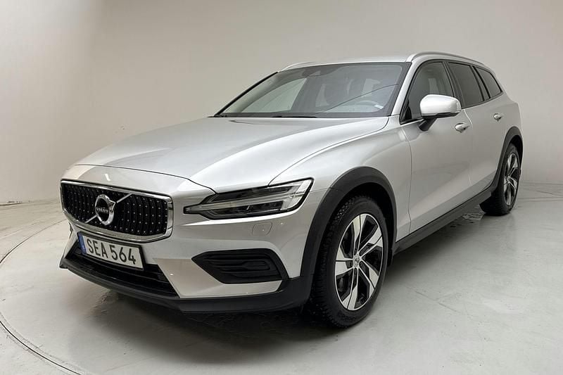 Silver Begagnad 2022 Volvo V60 CC Kombi | 354 900 kr (Bra pris) - Bild 1/4