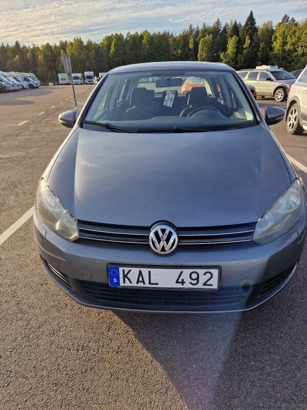 Grå Begagnad 2010 VW Golf VI Halvkombi | 34 500 kr (Bra pris) - Bild 1/4