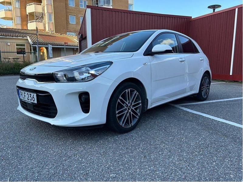 Vit Begagnad 2017 Kia Rio Launch Edition Halvkombi | 118 000 kr (Marknadspris) - Bild 1/4