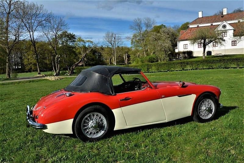 Begagnad Austin Healey 100 184 HK (135 kW) 1957 Rödcream/mörkröd skinninredning/svart sufflett Cab
