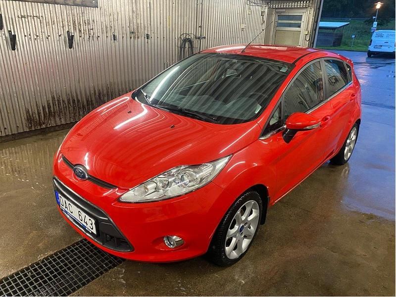 Röd Begagnad 2011 Ford Fiesta Titanium Halvkombi | 39 900 kr (Bra pris) - Bild 1/4