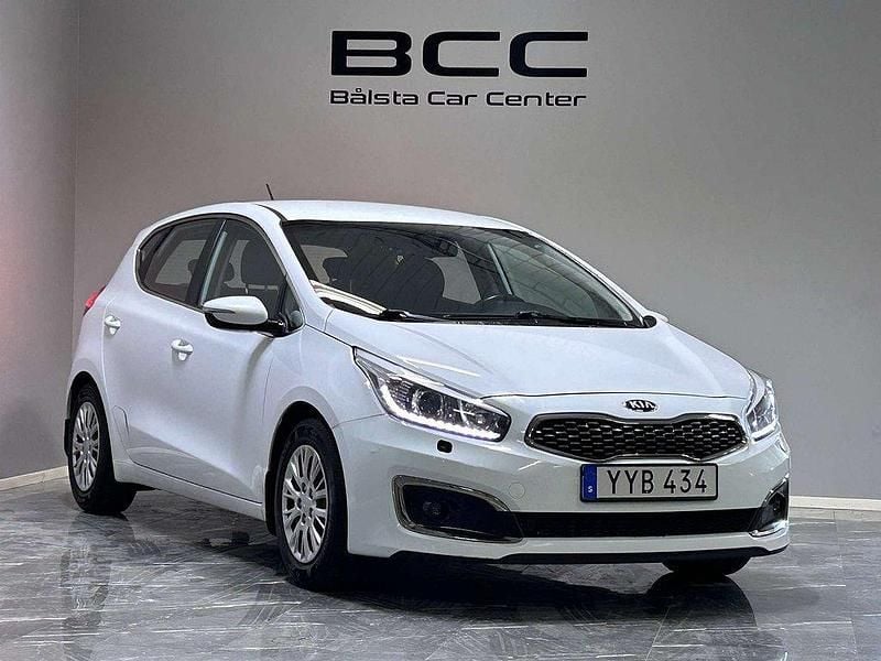Vit Begagnad 2017 Kia Ceed Halvkombi | 114 900 kr (Marknadspris) - Bild 1/3