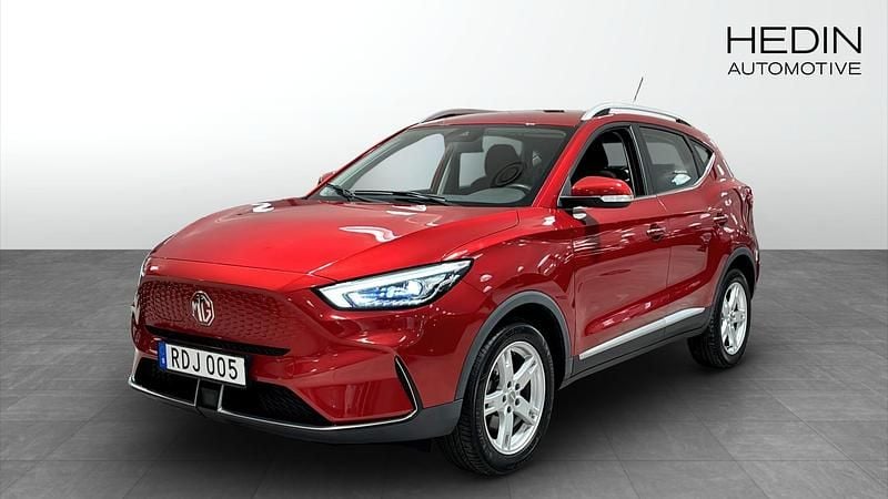 Röd (red) Begagnad 2022 MG ZS Comfort Halvkombi | 234 900 kr (Marknadspris) - Bild 1/4