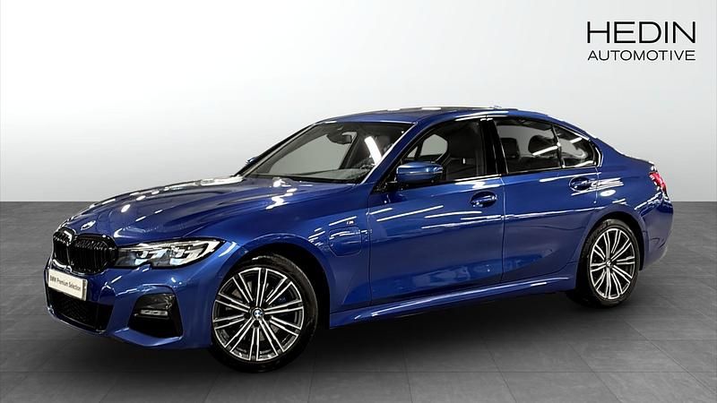 Blå Begagnad 2019 BMW 330e iPerformance Sedan | 288 700 kr (Dyr) - Bild 1/4