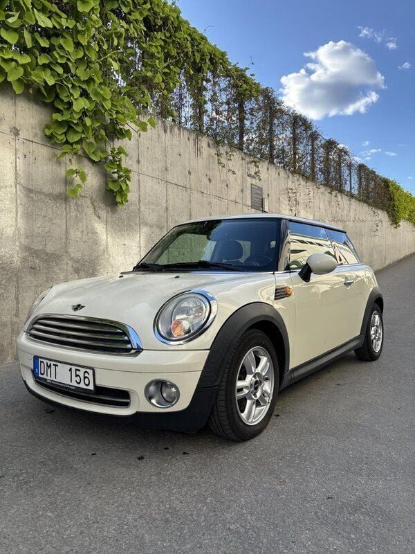 Vit Begagnad 2010 Mini Cooper Halvkombi | 30 000 kr (Superpris) - Bild 1/4