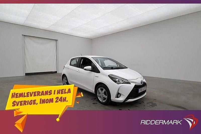 Vit Begagnad 2017 Toyota Yaris Hybrid Active Halvkombi | 138 900 kr (Marknadspris) - Bild 1/3