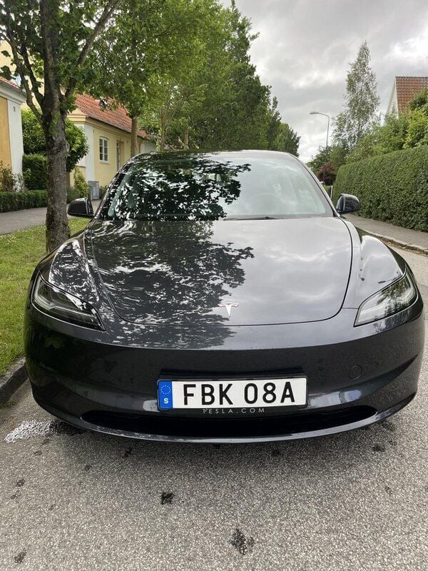 Grå Begagnad 2024 Tesla Model 3 Standard Range Sedan | 388 000 kr (Marknadspris) - Bild 1/4