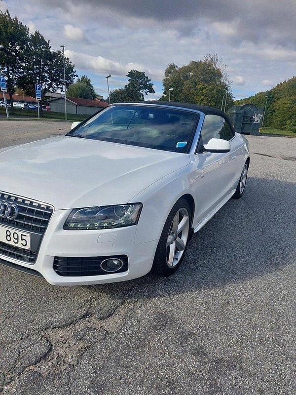 Vit Begagnad 2011 Audi A5 Cabriolet Comfort Cab | 125 000 kr (Marknadspris) - Bild 1/4
