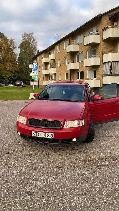Röd Begagnad 2002 Audi A4 Sedan | 30 000 kr (Marknadspris) - Bild 1/4