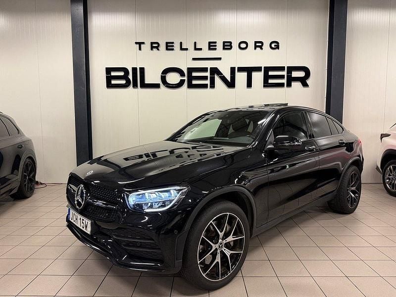 Svart Begagnad 2022 Mercedes GLC300e Sportkupé | 539 900 kr (Marknadspris) - Bild 1/4