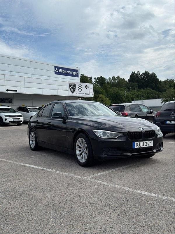 Svart Begagnad 2012 BMW 320 Sedan | 79 000 kr (Superpris) - Bild 1/4