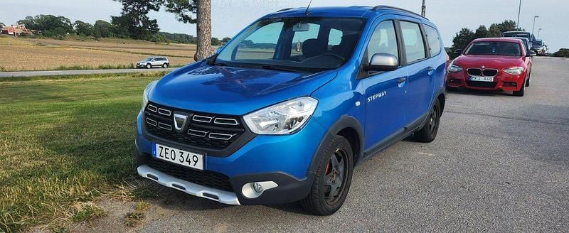 Blå Begagnad 2018 Dacia Lodgy Stepway Minibuss | 99 999 kr (Marknadspris) - Bild 1/4