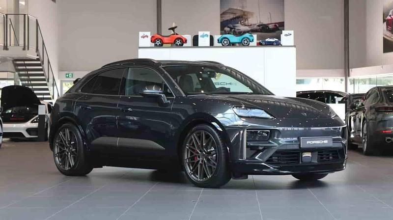 Grå Ny 2025 Porsche Macan Turbo SUV | 1 487 400 kr (Marknadspris) - Bild 1/1