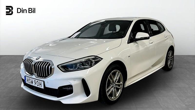 Vit Begagnad 2021 BMW 118 M Sport Halvkombi | 219 800 kr (Marknadspris) - Bild 1/4