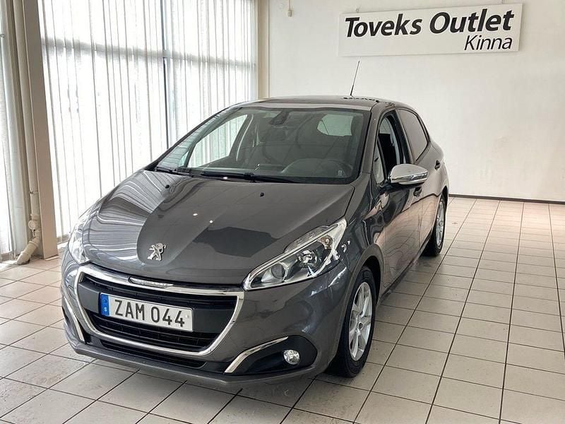 Mörkgrå (grå) Begagnad 2017 Peugeot 208 Style Halvkombi | 84 900 kr (Marknadspris) - Bild 1/4