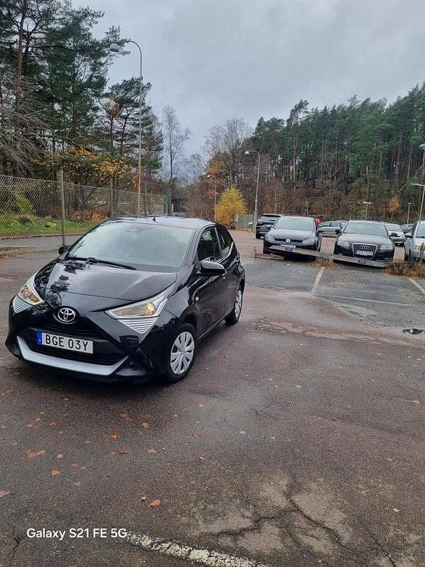 Svart Begagnad 2020 Toyota Aygo Halvkombi | 109 000 kr (Marknadspris) - Bild 1/4