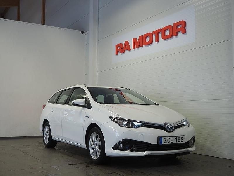 Vit Begagnad 2017 Toyota Auris Touring Sports Active Kombi | 169 900 kr (Marknadspris) - Bild 1/3