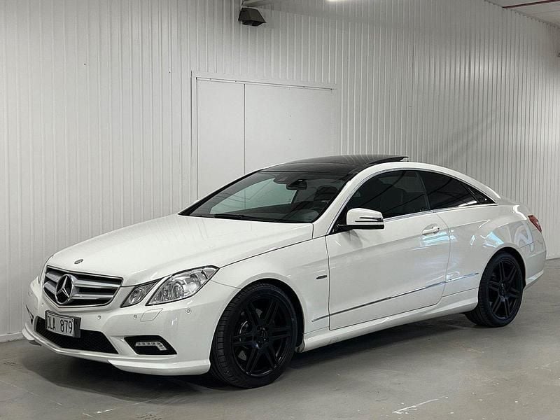 Vit Begagnad 2010 Mercedes E250 AMG Sportkupé | 123 900 kr (Marknadspris) - Bild 1/4