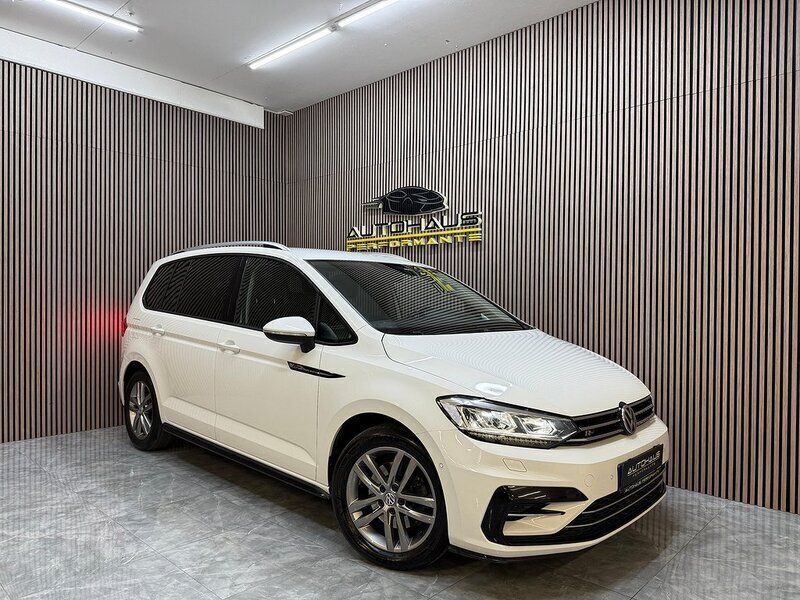 Vit Begagnad 2018 VW Touran R-line Minibuss | 189 900 kr (Marknadspris) - Bild 1/4