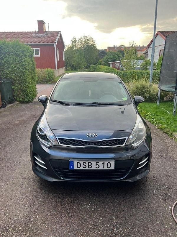 Grå Begagnad 2015 Kia Rio Halvkombi | 65 000 kr (Superpris) - Bild 1/4