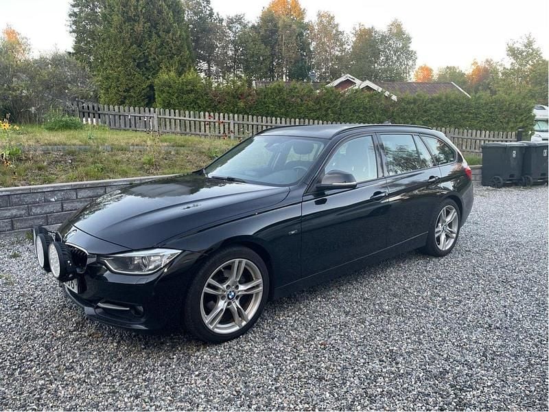 Svart Begagnad 2014 BMW 318 Sport Line Kombi | 117 000 kr (Marknadspris) - Bild 1/4