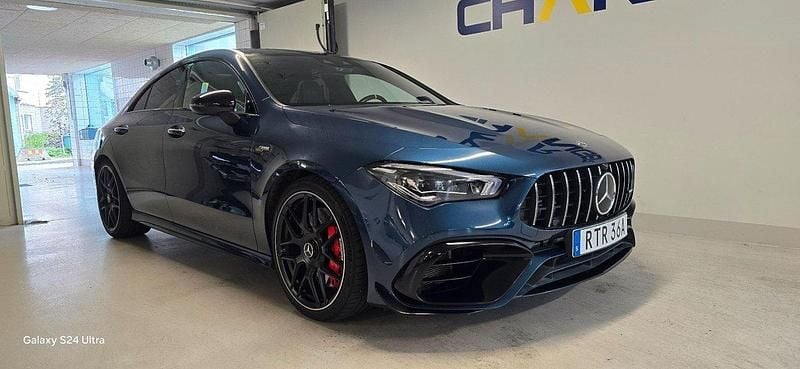 Blå Begagnad 2020 Mercedes CLA45 AMG AMG Sportkupé | 519 900 kr (Marknadspris) - Bild 1/4