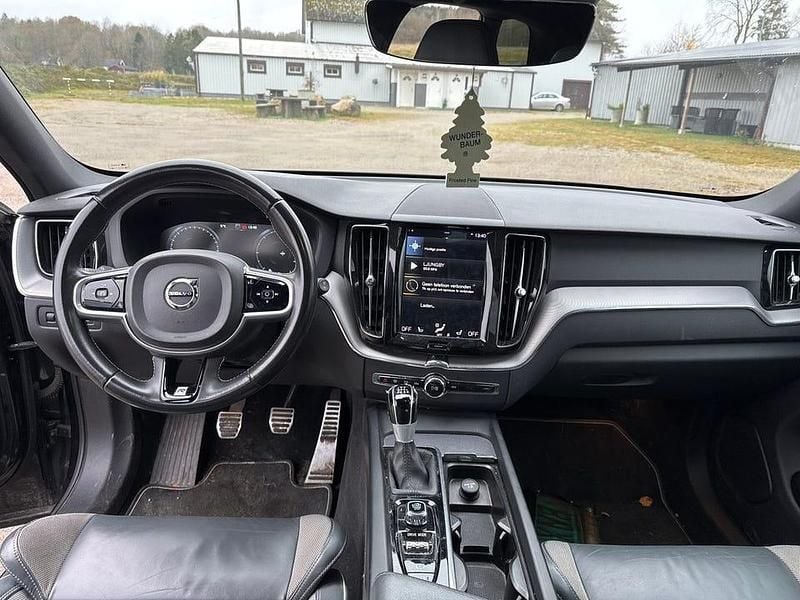 Begagnad Volvo XC60 R-Design 150 HK (110 kW) 2020 Onyxblack SUV