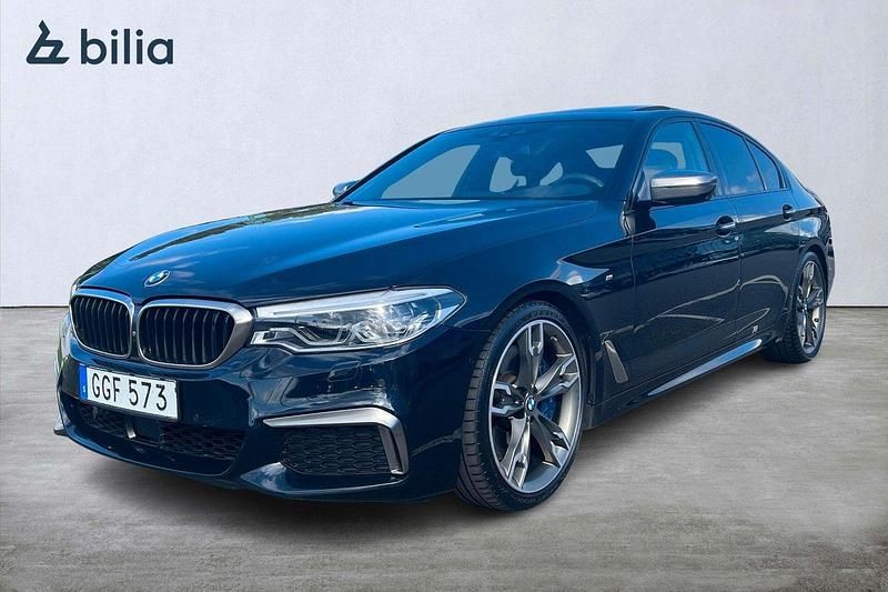 Svart Begagnad 2018 BMW M550 Shadowline Sedan | 459 900 kr (Dyr) - Bild 1/4