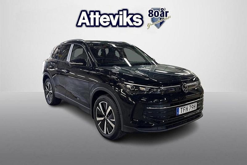 Svart Ny 2025 VW Tiguan Life SUV | 454 400 kr (Marknadspris) - Bild 1/4