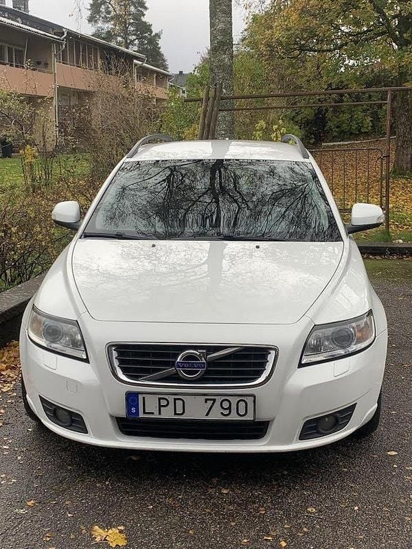 Vit Begagnad 2011 Volvo V50 Momentum Kombi | 32 000 kr (Superpris) - Bild 1/4
