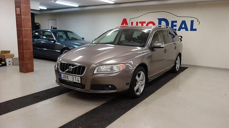 Grå Begagnad 2009 Volvo V70 Summum Kombi | 64 900 kr (Marknadspris) - Bild 1/4