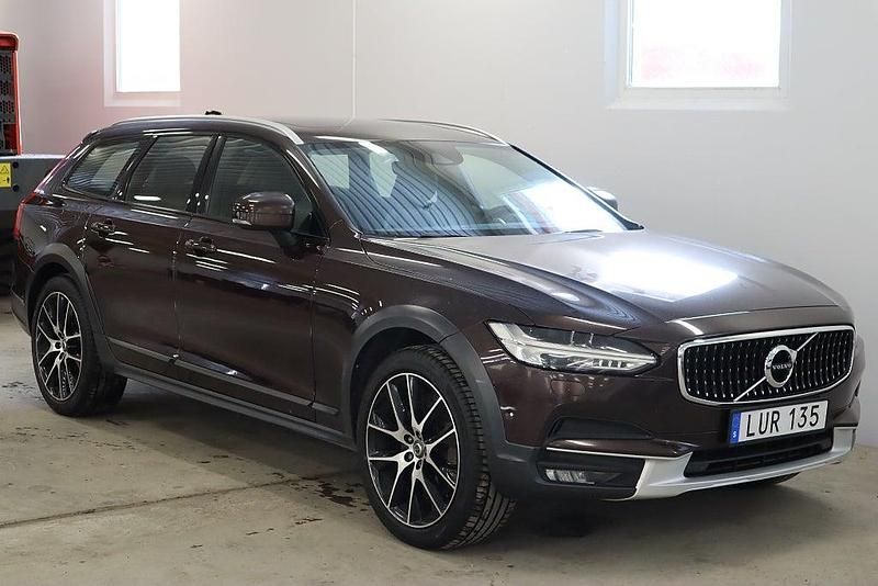 Begagnad Volvo V90 CC Inscription 235 HK (172 kW) 2017 Mörkbrun Kombi