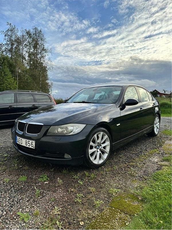 Blå Begagnad 2008 BMW 320 Sedan | 28 000 kr (Superpris) - Bild 1/4