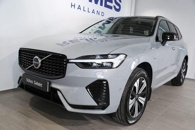 Grå Begagnad 2025 Volvo XC60 Plus SUV | 569 500 kr (Lite dyr) - Bild 1/4