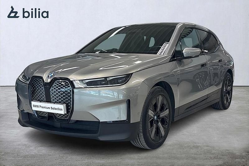Grå Begagnad 2022 BMW iX Shadowline SUV | 499 900 kr (Marknadspris) - Bild 1/4