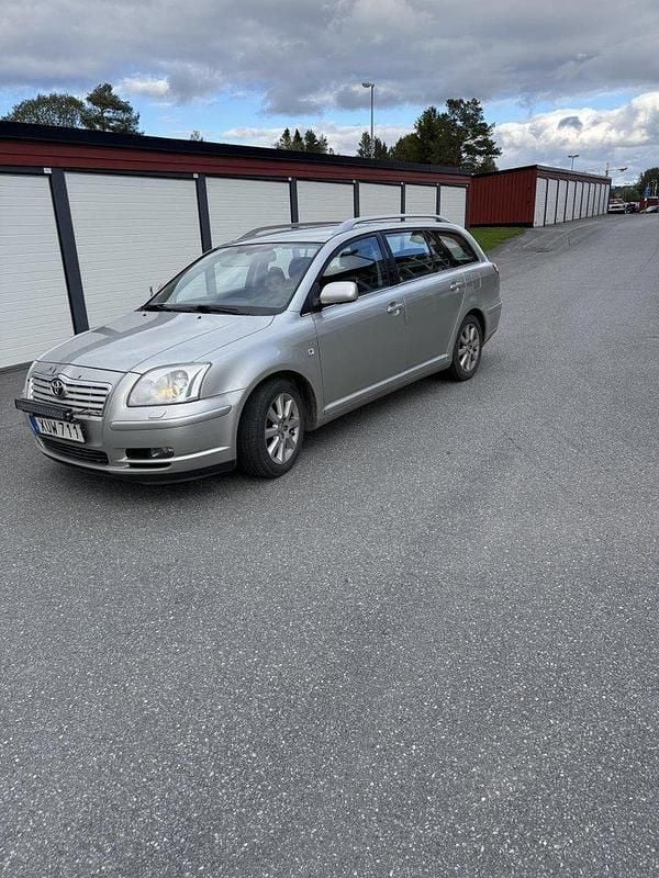 Grå Begagnad 2006 Toyota Avensis Kombi | 25 000 kr (Lite dyr) - Bild 1/3